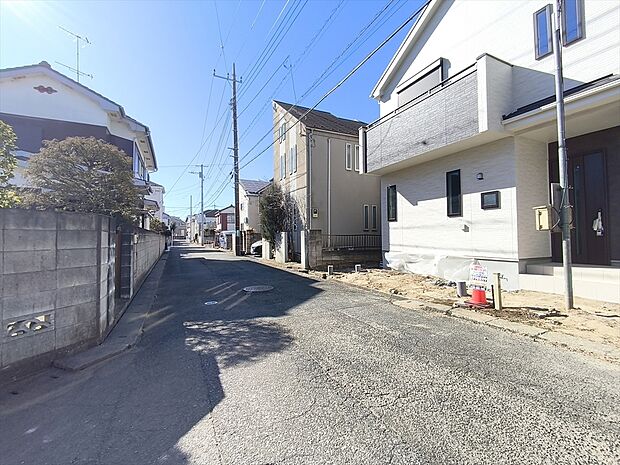 【前面道路】駐車が苦手な方にも嬉しい前面8ｍ道路に面した住まい。