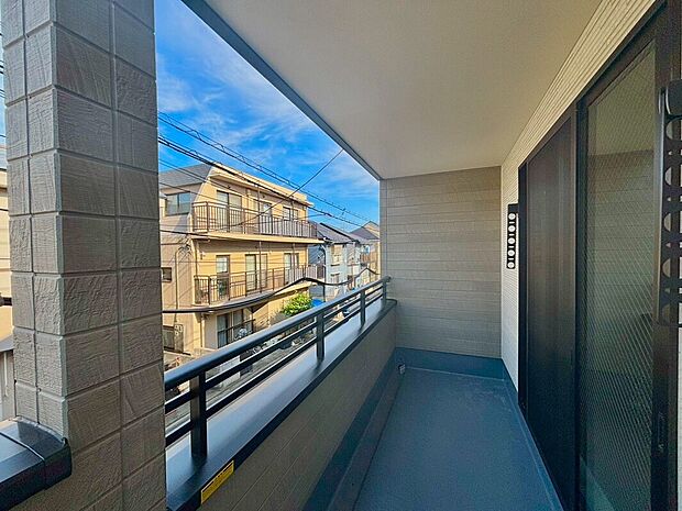 【バルコニー】心地よい風が吹き込み洗濯物だけでなく、お布団もふっかふかです。