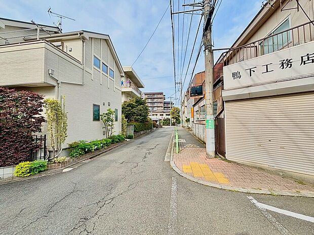 【前面道路】駅チカと、広い空が一望できる閑静さを両立させたい方にはピッタリの立地環境です。