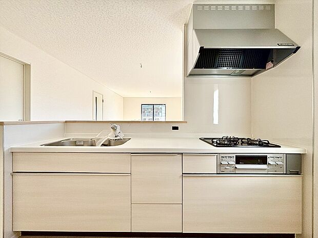 【キッチン】収納力のあるシステムキッチンには浄水器を完備。お手入れのしやすさや機能性、デザイン性に優れています。