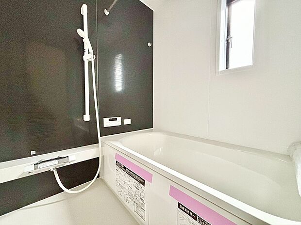 【浴室】重厚感と清潔感のある浴槽は汚れが落ちやすくお手入れも簡単。浴室はお子さんや年配の方でも安心なバリアフリー仕様。ヒートショックを防止する暖房換気乾燥機も標準仕様。