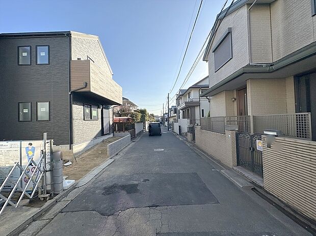 【前面道路含む現地写真】子育てにも嬉しい、緑豊かな自然が広がる閑静な住宅地です。この機会に是非現地をご覧ください。