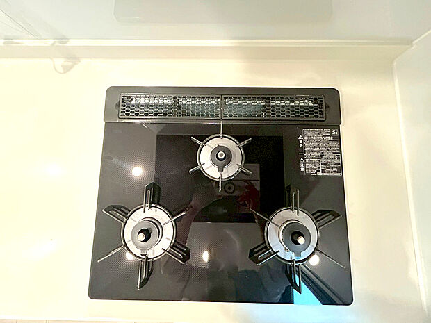 【ガス台】コンロは３口式のグリルです。たくさんの料理が同時に作れちゃいますね。
