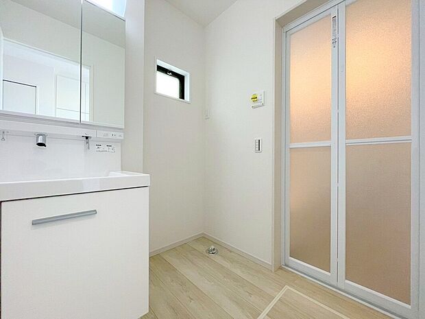 【洗面所】サニタリースペースには窓が備えられております。毎朝の身支度も、陽の光差し込む明るい空間で、快適にお使い頂けそうです。