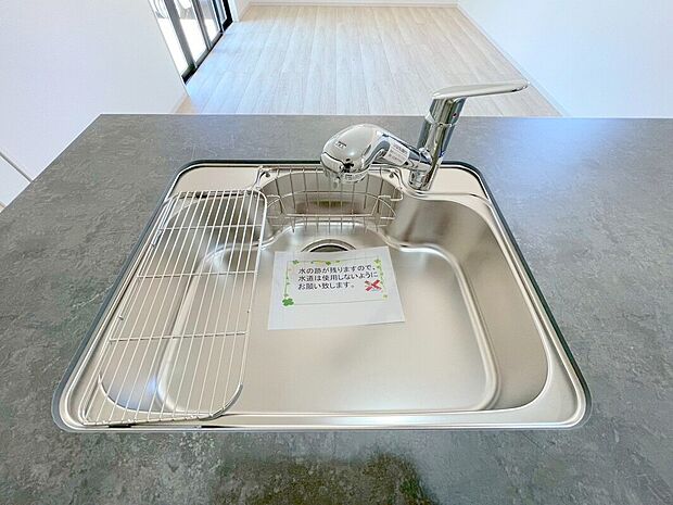 【浄水器】浄水器付きでいつでもおいしい水をいつでも手軽に使えます。飲み水やお料理にも安心ですね。
