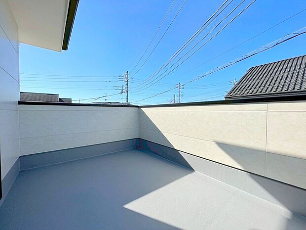 【バルコニー】陽当りの良いバルコニー。心地よい風が吹き込み洗濯物だけでなく、お布団もふっかふかです。