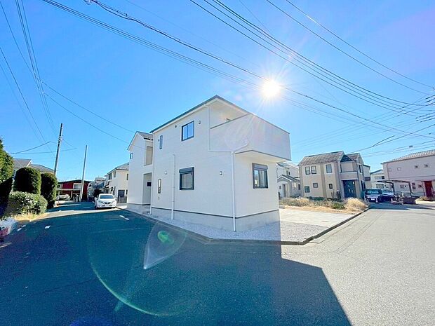 【前面道路】子育てにも嬉しい、緑豊かな自然が広がる閑静な住宅地です。この機会に是非現地をご覧ください。