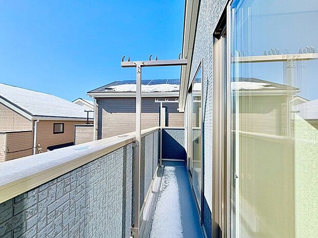 【バルコニー】陽当りの良いバルコニー。心地よい風が吹き込み洗濯物だけでなく、お布団もふっかふかです。
