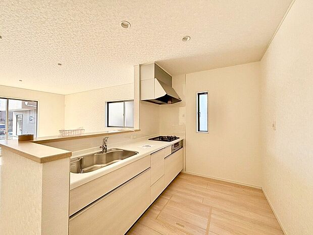 【キッチン】対面キッチなのでリビングにいる家族の様子がうかがえるので小さなお子様がいても安心ですね。
