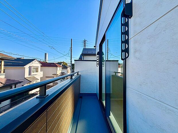 【バルコニー】東面からの採光と通風が望めるバルコニー！お洗濯にもうれしいですね！また、静かな住環境を再認識させられます