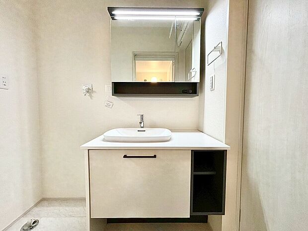 【洗面所】朝の忙しい時間に嬉しいシャンプーヘッド付き洗面台！一日の始まりをこの場所から、気持ちよく迎えてください！！大切なお洋服を手洗いするときにも、お子様のものをちょっと洗いたいときにも使いやすい！