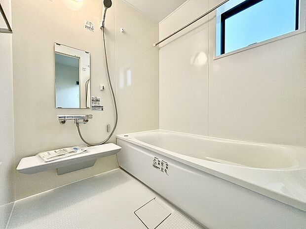 【浴室】ゆったりと足を伸ばせる一坪タイプの浴室です。浴室換気乾燥機付きですので、カビの発生も抑制出来ます。