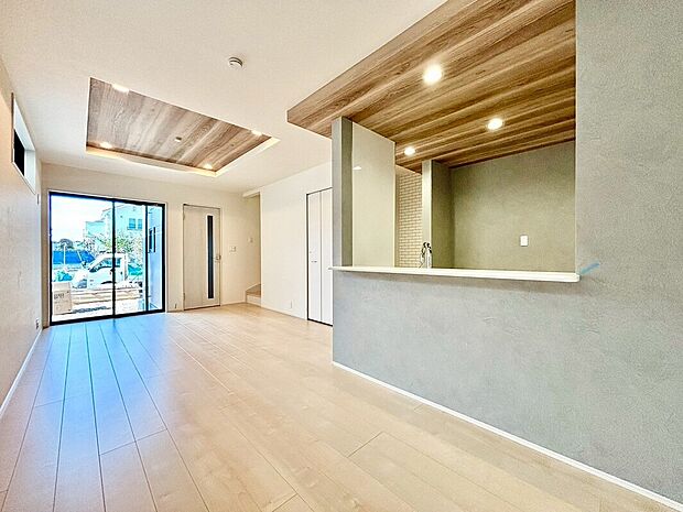 【リビング】オープンでのびやかな空間を生み出すこだわりの「広がり」と「ゆとり」。家族と過ごす時間を大切にした住空間です。