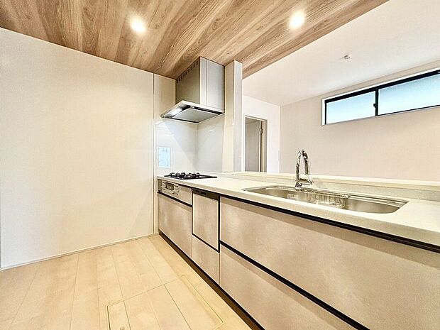 【キッチン】対面キッチなのでリビングにいる家族の様子がうかがえるので小さなお子様がいても安心ですね。