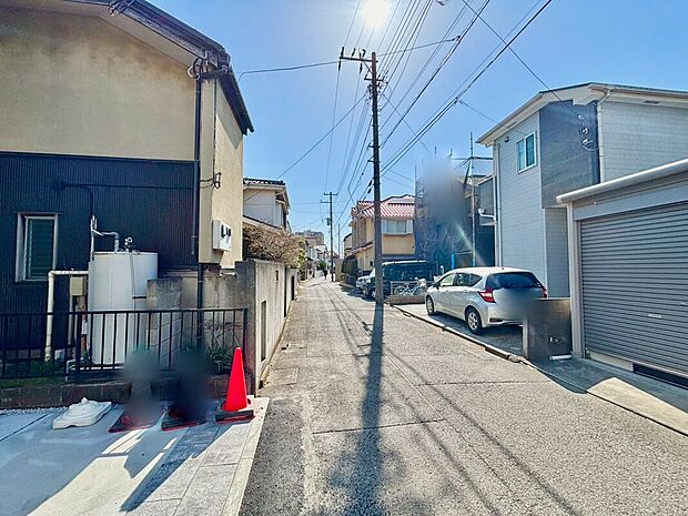 【前面道路含む外観】前面道路は4メートル。駐車が苦手な方にも嬉しい住まいです。