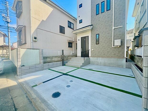 【カースペース】カースペースはコンクリート仕上げ。雨の日でも足元を気にすることなく駐車できます。
