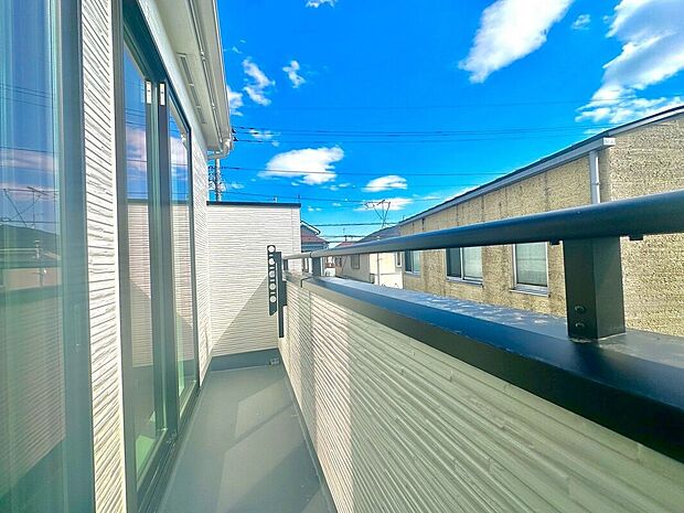 【バルコニー】陽当りの良いバルコニー。心地よい風が吹き込み洗濯物だけでなく、お布団もふっかふかです。