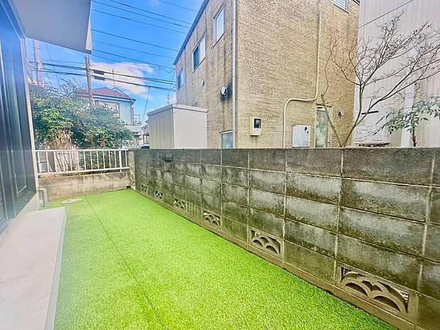 【庭】家庭菜園やガーデニング、オープンカフェ気分でランチをしたりとイメージが広がるお庭です。