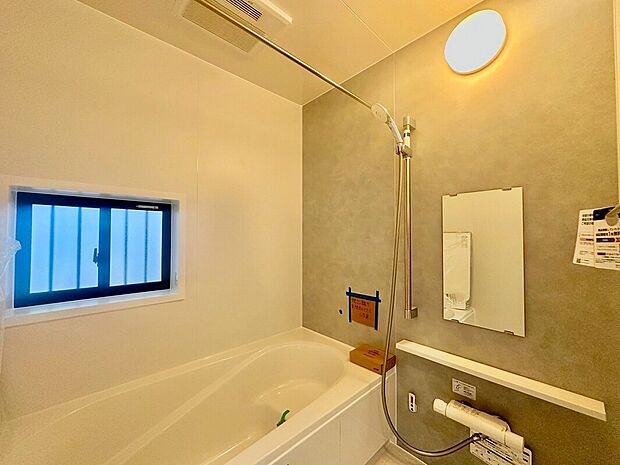 【浴室】ゆったりと足を伸ばせる一坪タイプの浴室です。浴室換気乾燥機付きですので、カビの発生も抑制出来ます。
