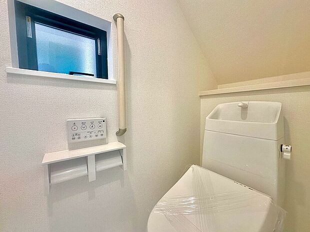 【【温水洗浄便座】】トイレは清潔感のあるオフホワイト♪　毎日使う場所だからこそお手入れも楽々にできる機能が搭載。汚れが付着しにくい便器でお掃除も楽々。