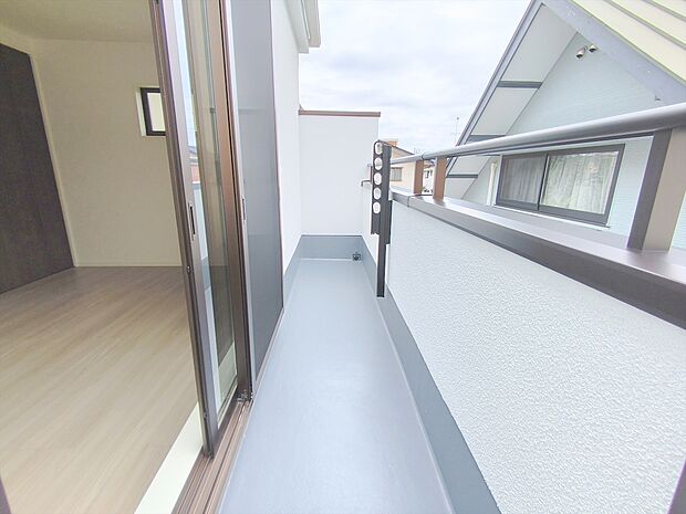 【バルコニー】陽当りの良いバルコニー。心地よい風が吹き込み洗濯物だけでなく、お布団もふっかふかです。