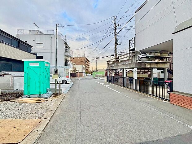 【前面道路含む現地写真】前面道路は6ｍ。入出庫の際もらくらくです。
