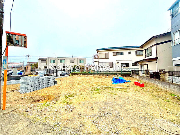 【現地写真】周囲にはスーパーをはじめとした買い物施設も揃っています。住みやすさと利便性を兼ね備えた環境です。