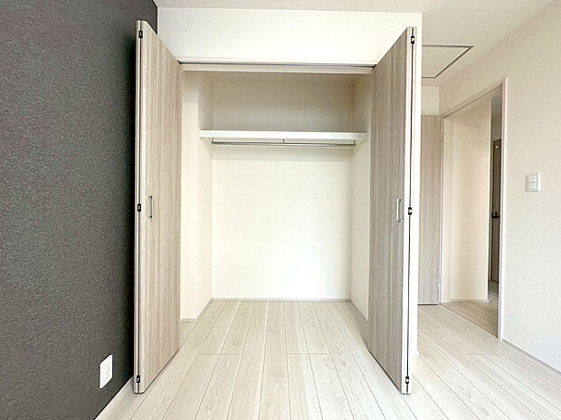 【収納】居室にはたっぷりの収納付き。洋服や荷物など仕分けができるので、お子様も整理整頓がしっかりできますね