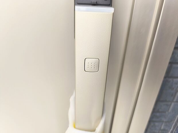 【【玄関カードキー】】ボタンを押して、カードキーやタグキーを“かざす”だけで施解錠！荷物を抱えながら、「カギはどこにしまったのかしら」そんな面倒がなくなります。
