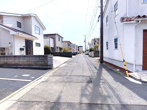【前面道路】周囲にはスーパーをはじめとした買い物施設も揃っています。住みやすさと利便性を兼ね備えた環境です。