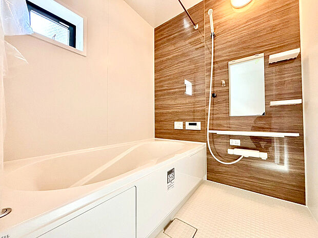 【浴室】1坪サイズが標準の浴室。広々としていて、毎日のんびり。もちろん浴室換気乾燥暖房機もついているので、梅雨の時期でも寒い冬でも1年中快適なバスルームです。