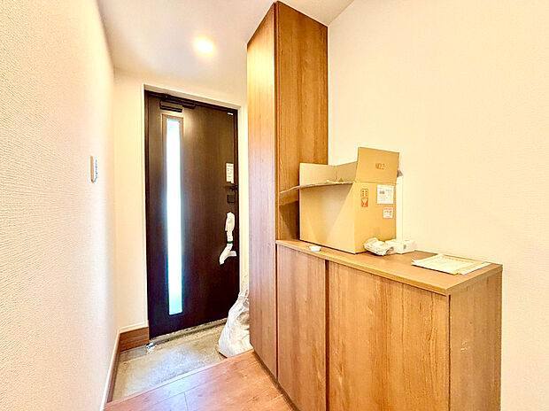 【玄関】扉をあけてエントランスにはいるとそこにはスペースの確保されたホールがお客様を出迎えてくれます!収納力のあるシューズクローゼットなども完備。