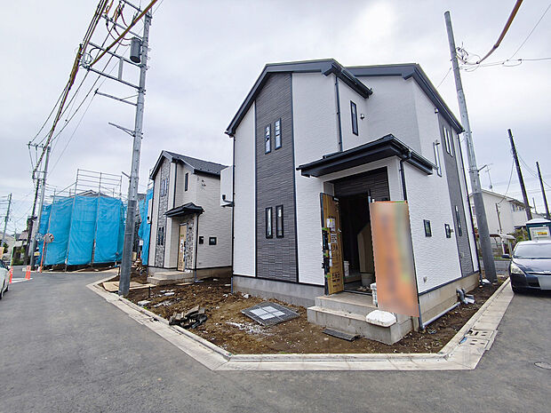 【現地写真】周囲にはスーパーをはじめとした買い物施設も揃っています。住みやすさと利便性を兼ね備えた環境です。