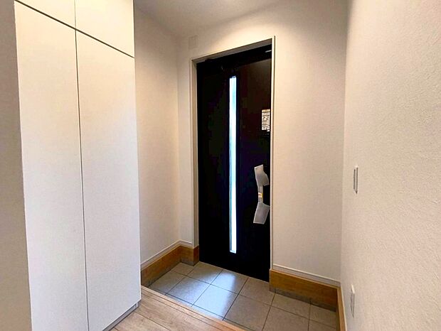 【玄関】家の顔となる玄関は、格調高いデザイン性が求められます。玄関は、高級感と断熱性、防犯性に優れた玄関ドアを標準装備。
