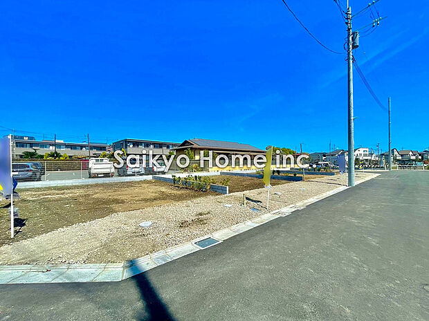 【現地写真】南向きの住宅は日当たりも良好。晴れの日はバルコニーでたっぷりと洗濯物を干すことができ家事もはかどりますよ。