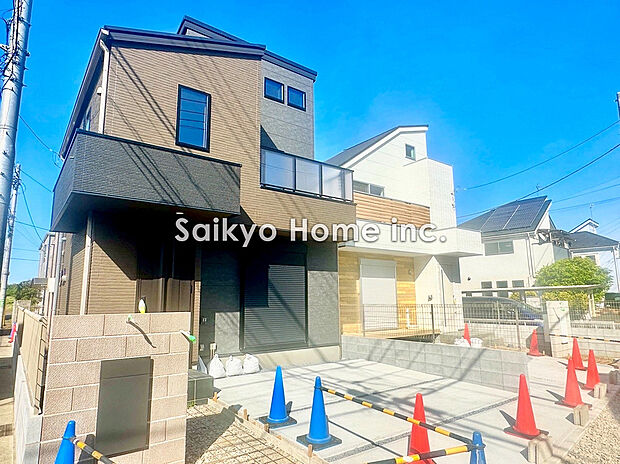 【C号棟外観】シンプルモダンな外観が特徴。閑静な住宅街に位置する邸宅です。前面道路は車通りが少なく、子育てにも安心。