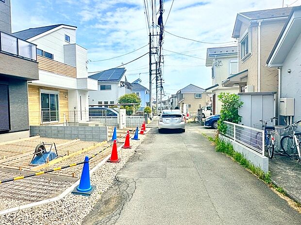 【前面道路含む現地写真】子育てにも嬉しい、緑豊かな自然が広がる閑静な住宅地、南向きの邸宅です。この機会に是非現地をご覧ください。