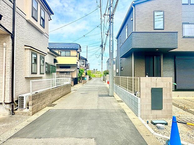 【前面道路含む現地写真】緑の潤いと開放感!静かで落ち着いた住環境!