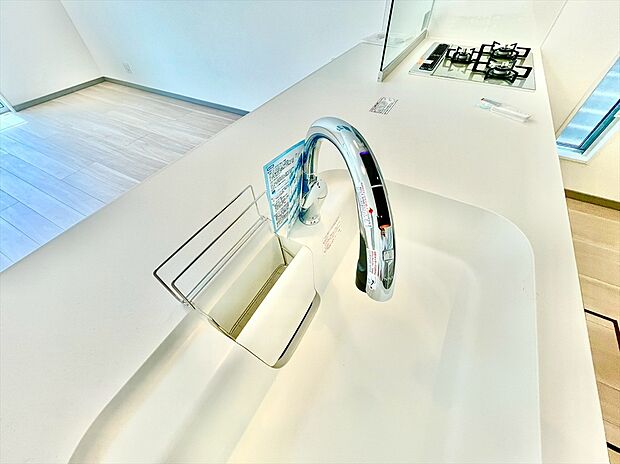 【【タッチレス水柱】】汚れた手でも触らずに吐水・止水でき、水濡れが少なく掃除が楽です。節水効果も!