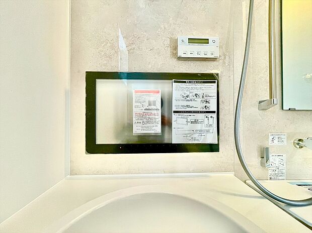 【【浴室TV】】一日の疲れを癒すバスルームにはTVを完備。半身浴しながらTVを鑑賞すれば、リラックス&デトックスでダイエットにも効果的!