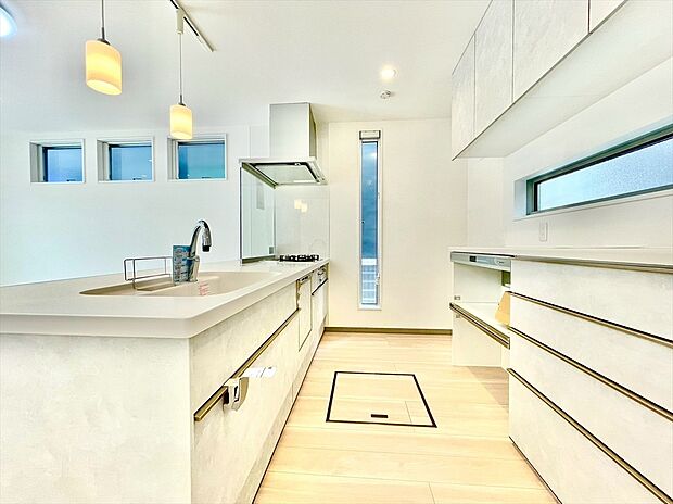 【キッチン】リビングにいる家族とコミュニケーションがとりやすい、人気のカウンターキッチンを採用。小さなお子さんがリビングにいても目が届くので安心。来客時には会話を楽しみながらお料理もできます。食洗機付です。