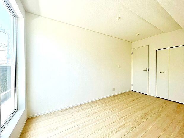 【居室】お陽さまの光、爽やかな風をたっぷり取り込めます。室内はいつも明るい印象なので気持ちの良い朝を迎えられます。毎日の生活も明るくなりそう