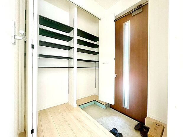 【玄関】玄関には大きいサイズの靴箱を設置。ご家族みなさまの靴の収納も安心です。