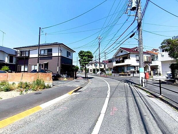 【前面道路含む現地写真】周囲にはスーパーをはじめとした買い物施設も揃っています。
