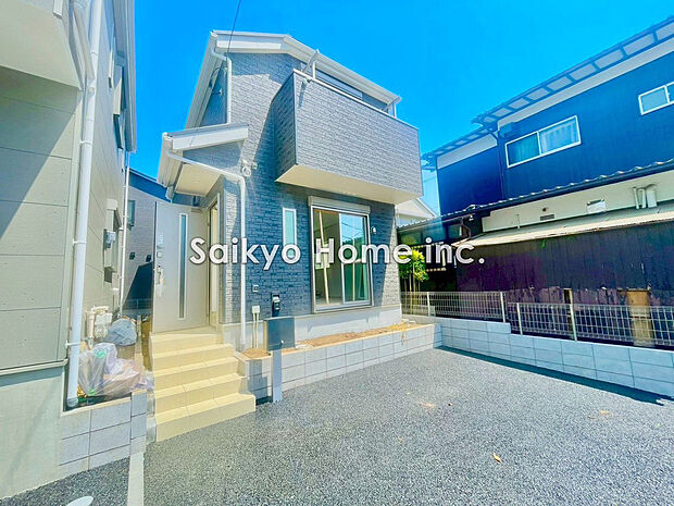 【現地外観】2号棟。シンプルモダンな外観が特徴。閑静な住宅街に位置する邸宅です。前面道路は車通りが少なく、子育てにも安心!
