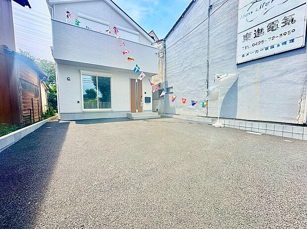 【カースペース】ゆとりあるカースペースは、嬉しい並列2台駐車可能!