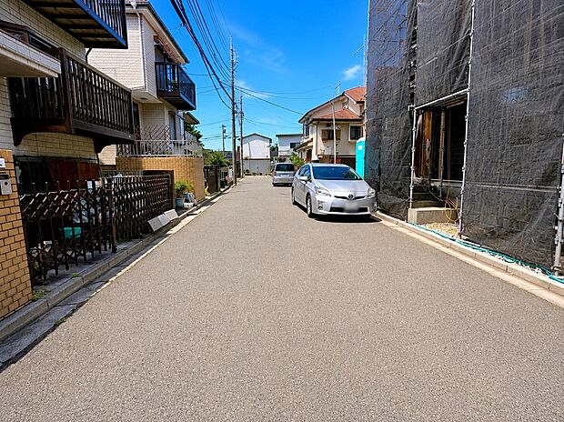 【前面道路含む現地写真】緑の潤いと開放感を感じられる静かで落ち着いた住環境です。