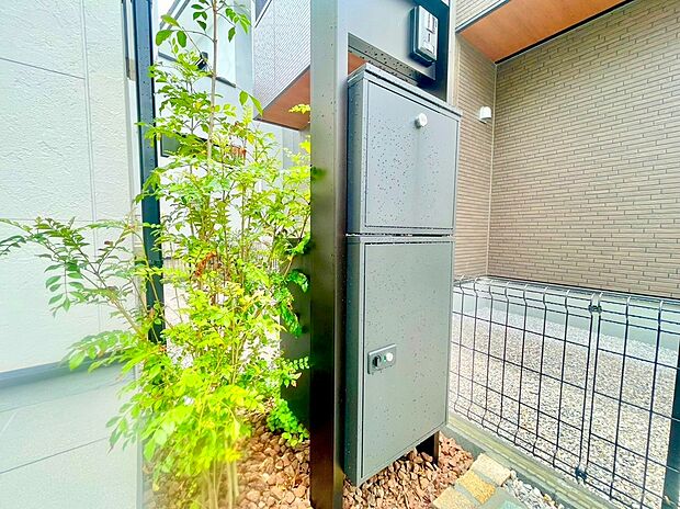 【【宅配ＢOX】　】不在中でも荷物が受け取れる「宅配ボックス」付！　安心してお出かけが出来ますね！

