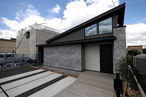 敷地面積218m2、駐車台数は3台OK、玄関周り、アプローチもゆったりとした佇まいです