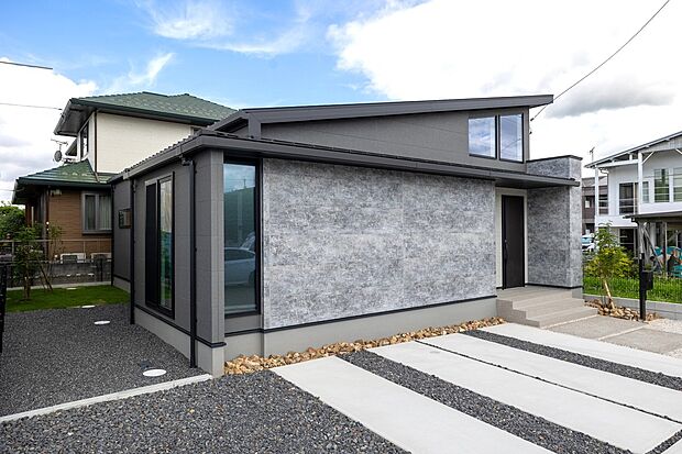 東面道路に約12.3ｍの間口、敷地面積が218m2あるため南面にお庭スペースを確保とこの地域は敷地最低面積150m2制限があるためゆったりしたマイホーム感覚となります